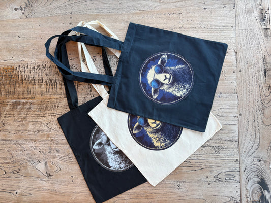 DeichHeld-Jutebeutel aus robuster, nachhaltiger Baumwolle – waschbar, mit langem Schulterriemen und markantem DeichHeld-Aufdruck. Der ideale Begleiter für Wochenmarkt, Hofladen oder Strandspaziergang. Weniger Plastik, mehr Haltung – ein Stück Nordsee zum Mitnehmen.