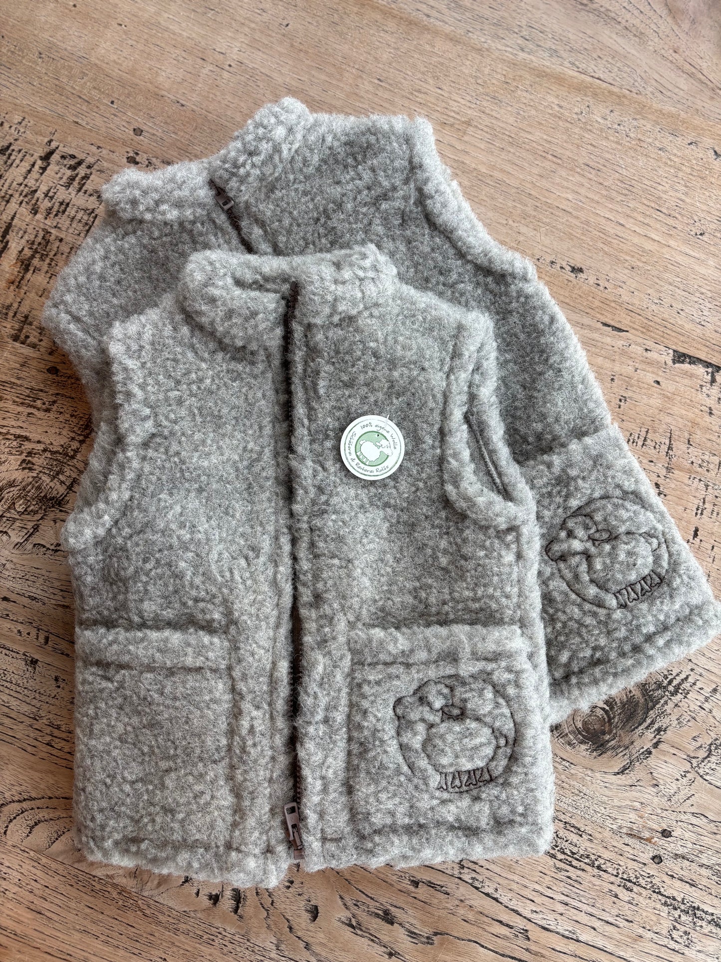 Kinderweste aus grauer Schurwolle von der Schäferei Rolfs an der Nordsee – nachhaltig produziert in Deutschland, warm, atmungsaktiv und waschbar. Perfekt für aktive Kinder und umweltbewusste Familien, die natürliche Kleidung mit Herz und Herkunft schätzen.