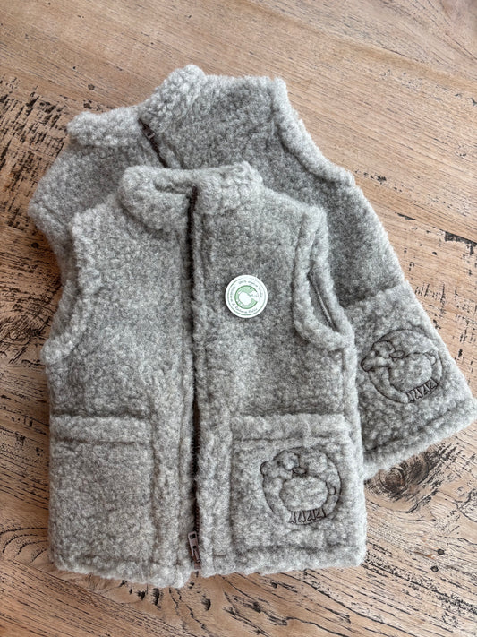 Kinderweste aus grauer Schurwolle von der Schäferei Rolfs an der Nordsee – nachhaltig produziert in Deutschland, warm, atmungsaktiv und waschbar. Perfekt für aktive Kinder und umweltbewusste Familien, die natürliche Kleidung mit Herz und Herkunft schätzen.
