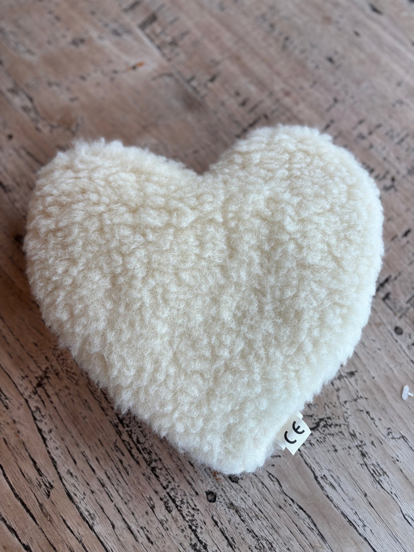 Herzförmiges Kirschkernkissen aus Wollflor mit Inlett aus Kirschkernen. Wärmt wohltuend bei Bauch- und Ohrenschmerzen oder kühlt sanft bei Kopfschmerzen.