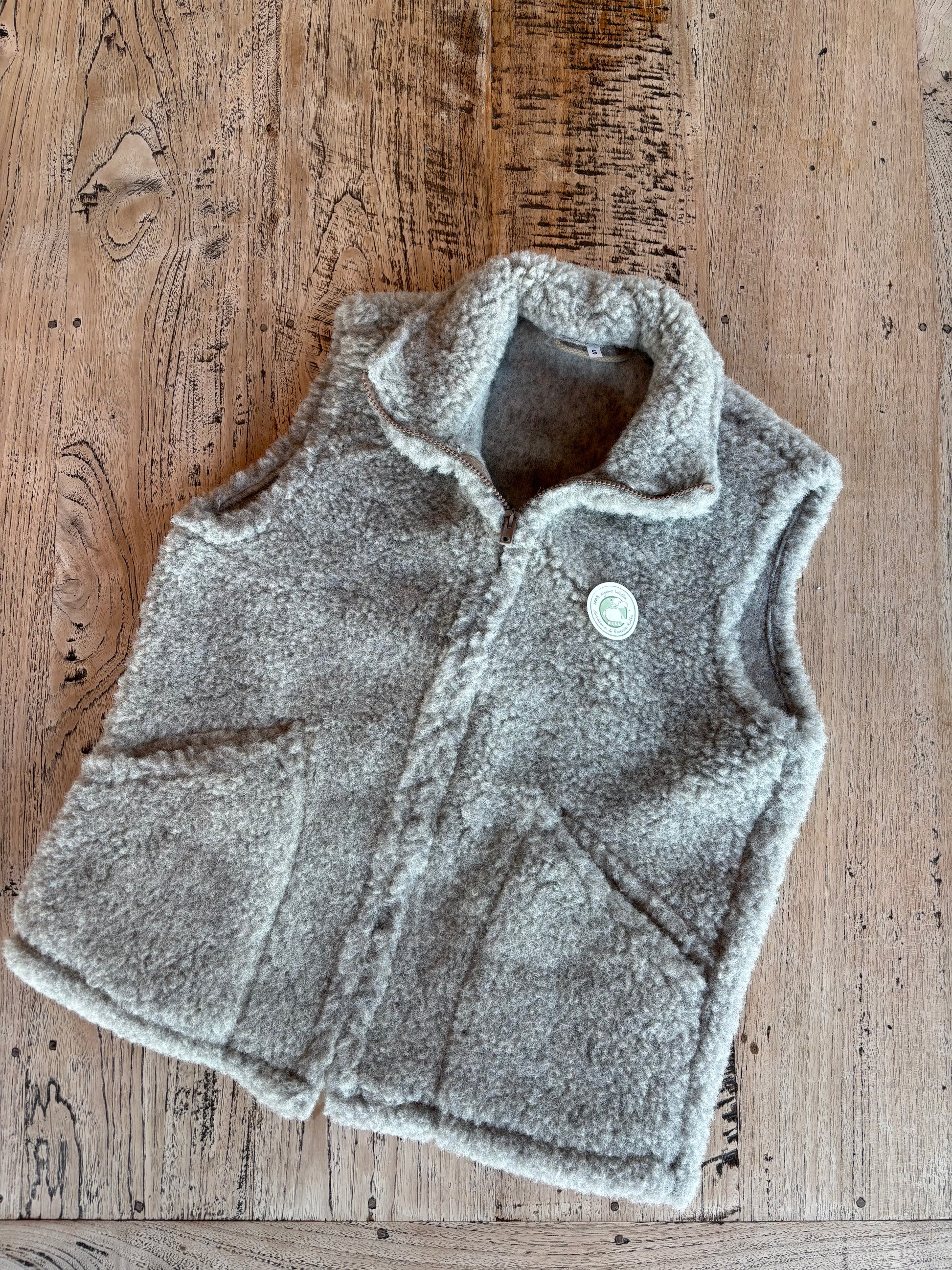 Schafwollweste aus 100 % Schurwolle – weich, atmungsaktiv und wunderbar warm. Gefertigt aus der Wolle unserer Deichschaferei an der Nordsee. Ideal für Spaziergänge, Gartenarbeit oder gemütliche Stunden draußen.