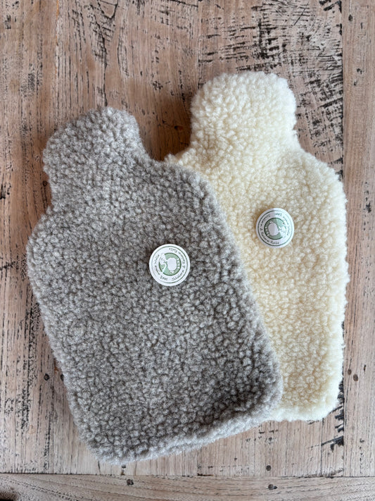 Wärmflasche mit kuscheligem Wollflor-Bezug aus 80 % Schurwolle  Trost & Wärme im Doppelpack für kleine und große Deichhelden.