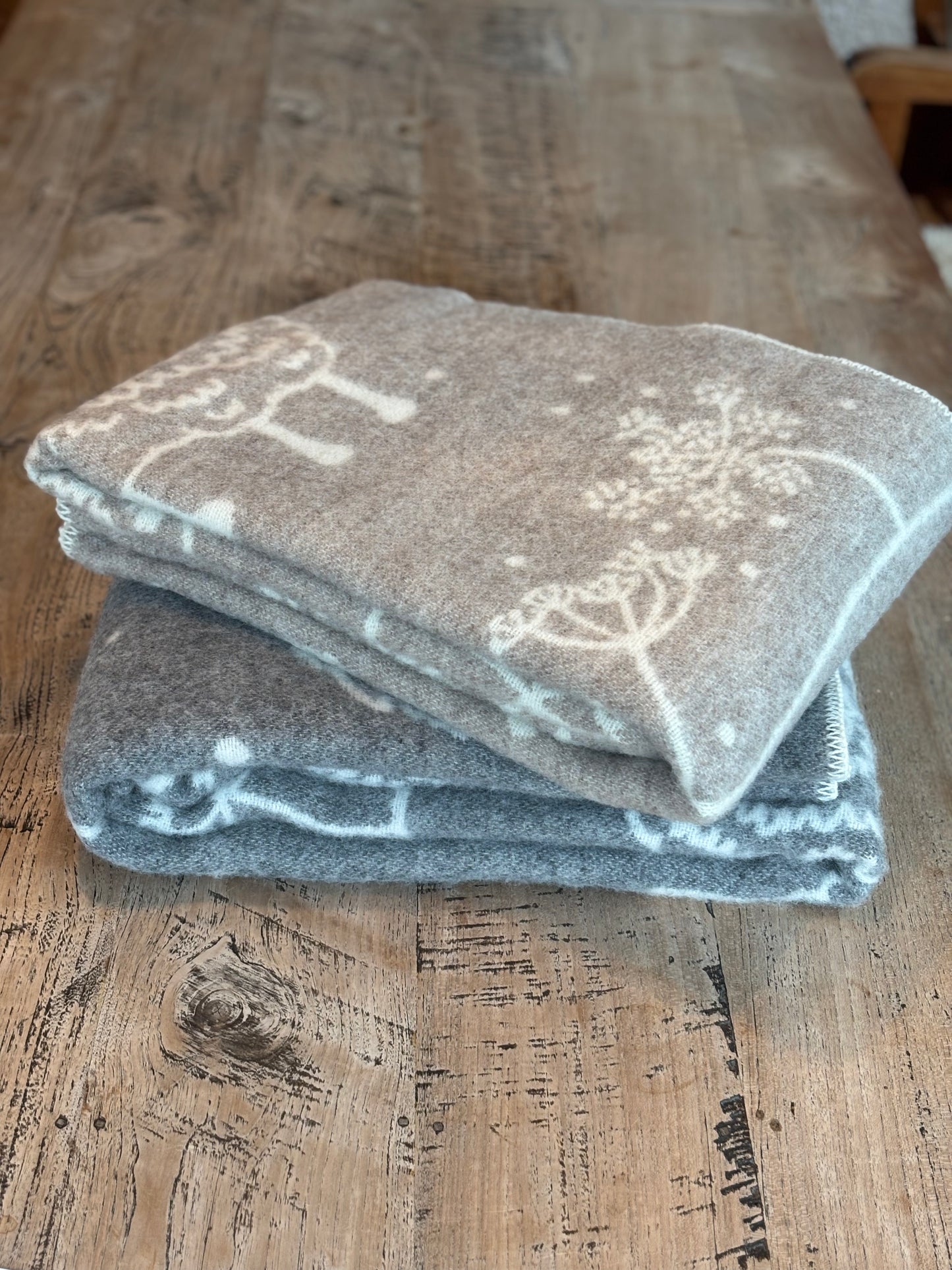 Wolldecke ‚Schaf & Wiese‘ aus 100 % Schafwolle, doppelt gewebt und mit eingewebtem Schafmotiv – Kuschelig warm und perfekt für gemütliche Stunden auf dem Sofa.