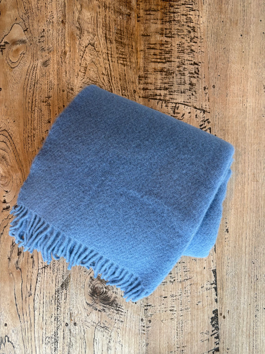Wolldecke UNI aus 100 % Schafwolle – warm, ehrlich und nordisch schlicht. In Meerblau erhältlich.