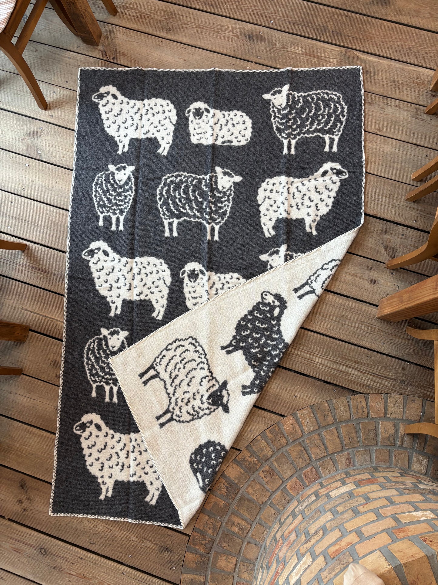 Wolldecke aus Schurwolle in Anthrazit  mit  Schafmotiv – weich und aus natürlichen Materialien gefertigt. Ideal für Schafliebhaber die Wärme, Gemütlichkeit und Handwerkskunst schätzen.