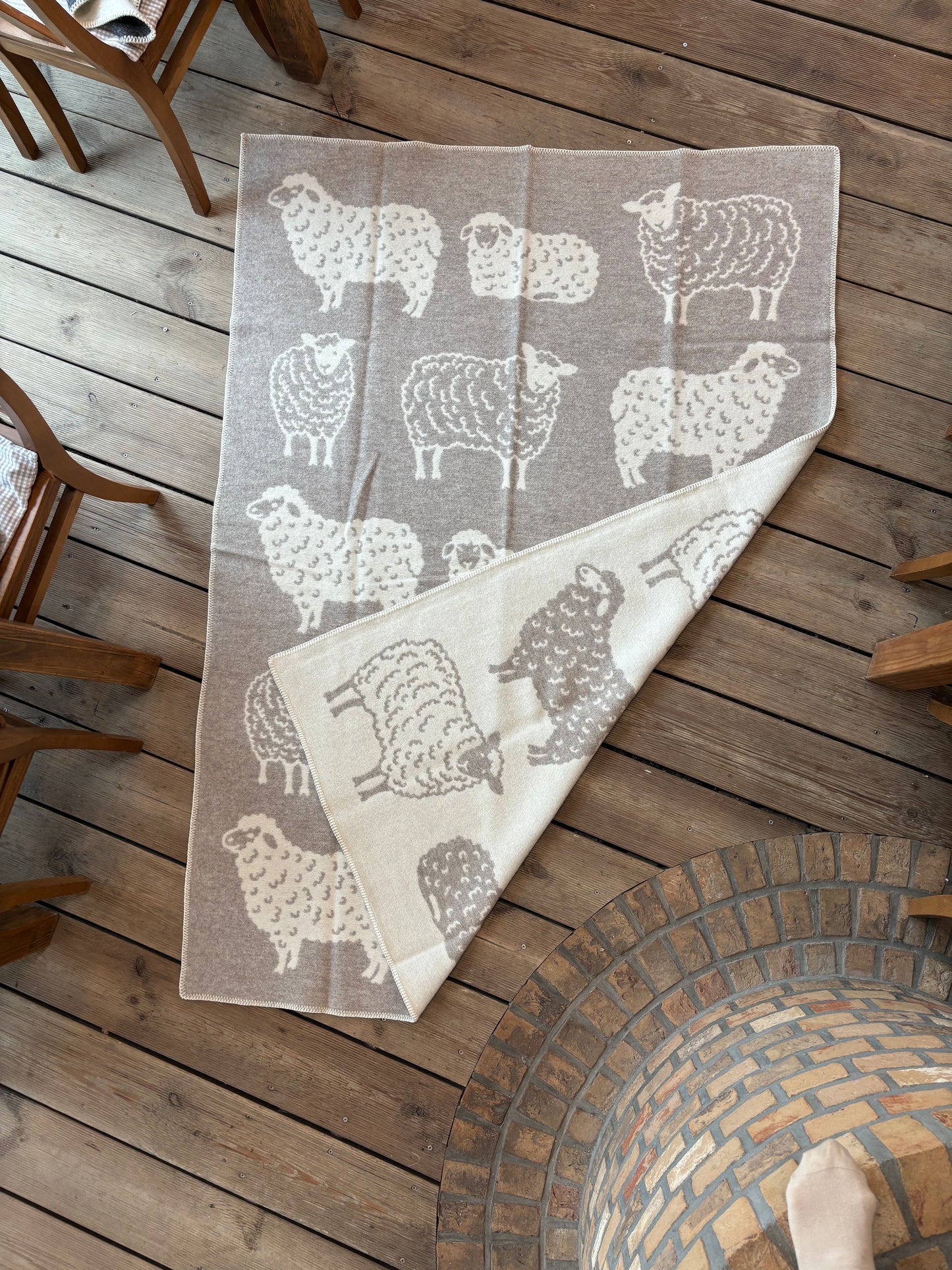 Wolldecke aus Schurwolle in Beige, mit  Schafherde – 140x200, Handwäsche und aus natürlichen Materialien gefertigt. Schafliebhaber und umweltbewusste Käufer
