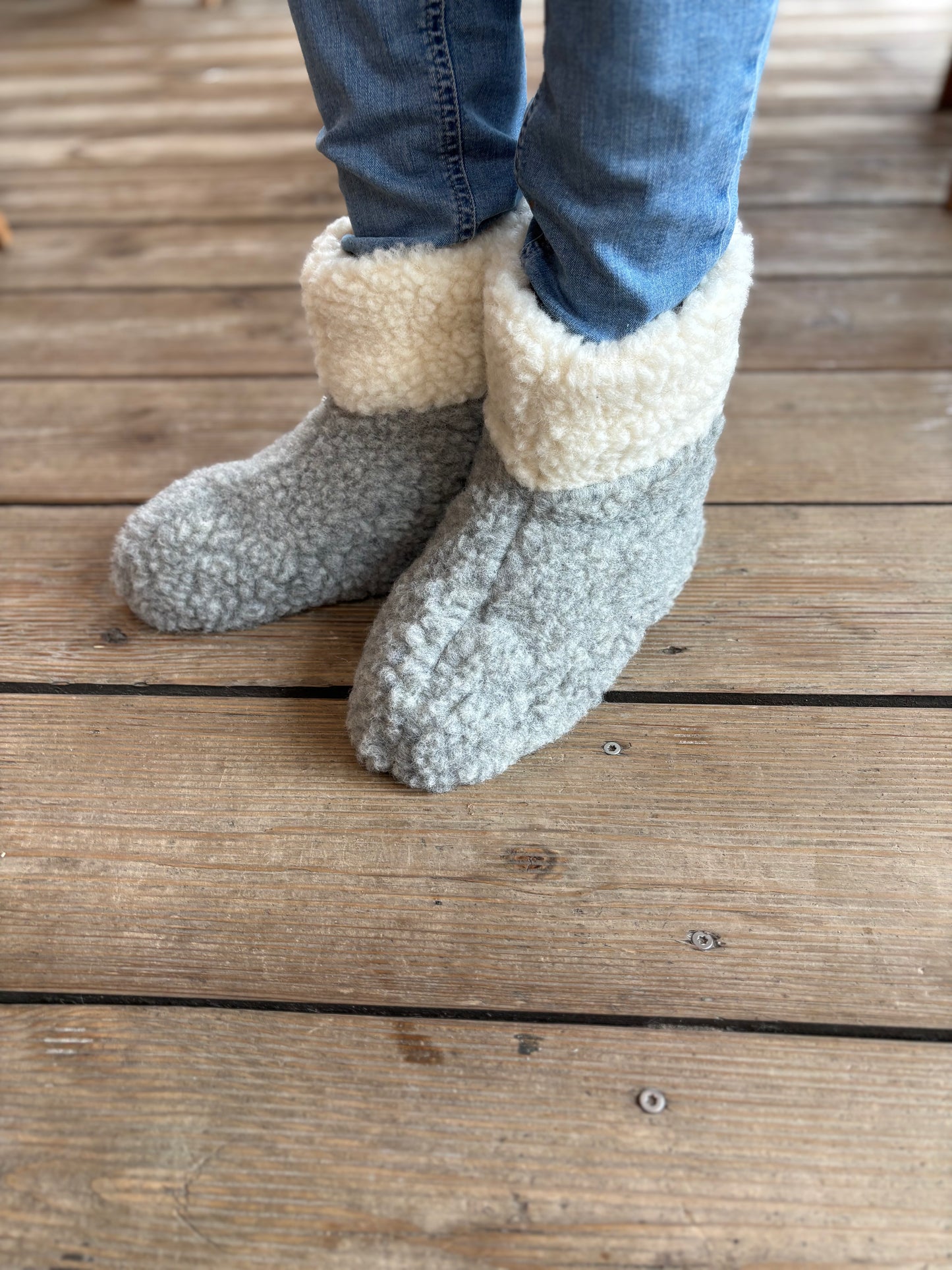 Warme Wollpuschen aus 100 % Schafwolle mit dünner Ledersohle – natürlich wärmend, atmungsaktiv und perfekt für den Feierabend. Keine kalten Füsse mehr