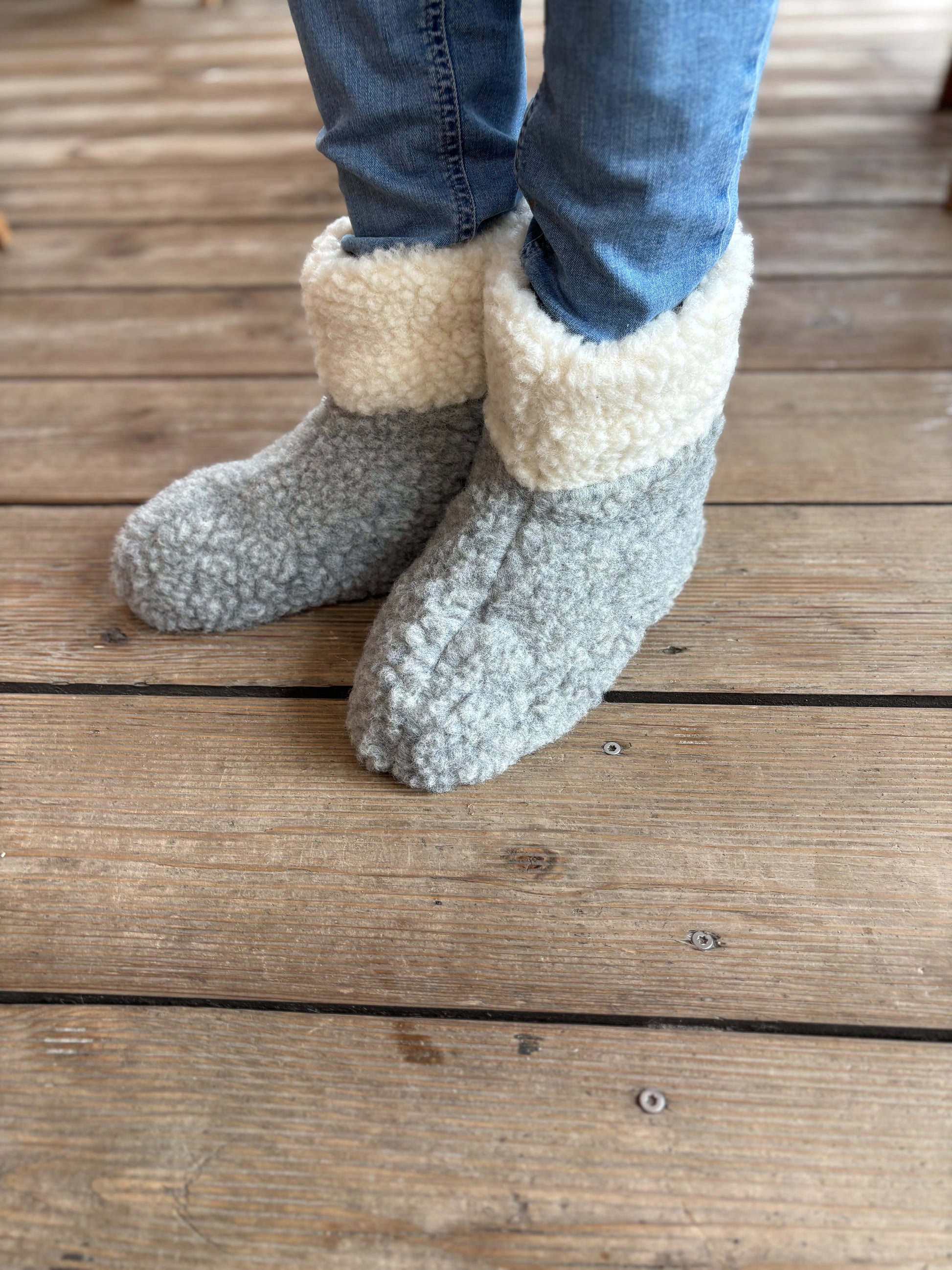 Warme Wollpuschen aus 100 % Schafwolle mit dünner Ledersohle – natürlich wärmend, atmungsaktiv und perfekt für den Feierabend. Keine kalten Füsse mehr