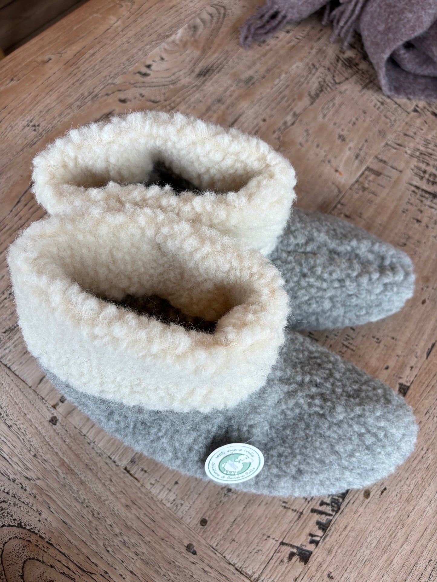 Kuschelige Wollpuschen aus 100 % Schafwolle mit rutschfester Ledersohle – natürlich wärmend, atmungsaktiv und perfekt für den Feierabend. Die Hausschuhe der Schäferei Rolfs bringen die Wärme der Deich-Schafe direkt nach Hause – nachhaltig, gemütlich und echt norddeutsch.