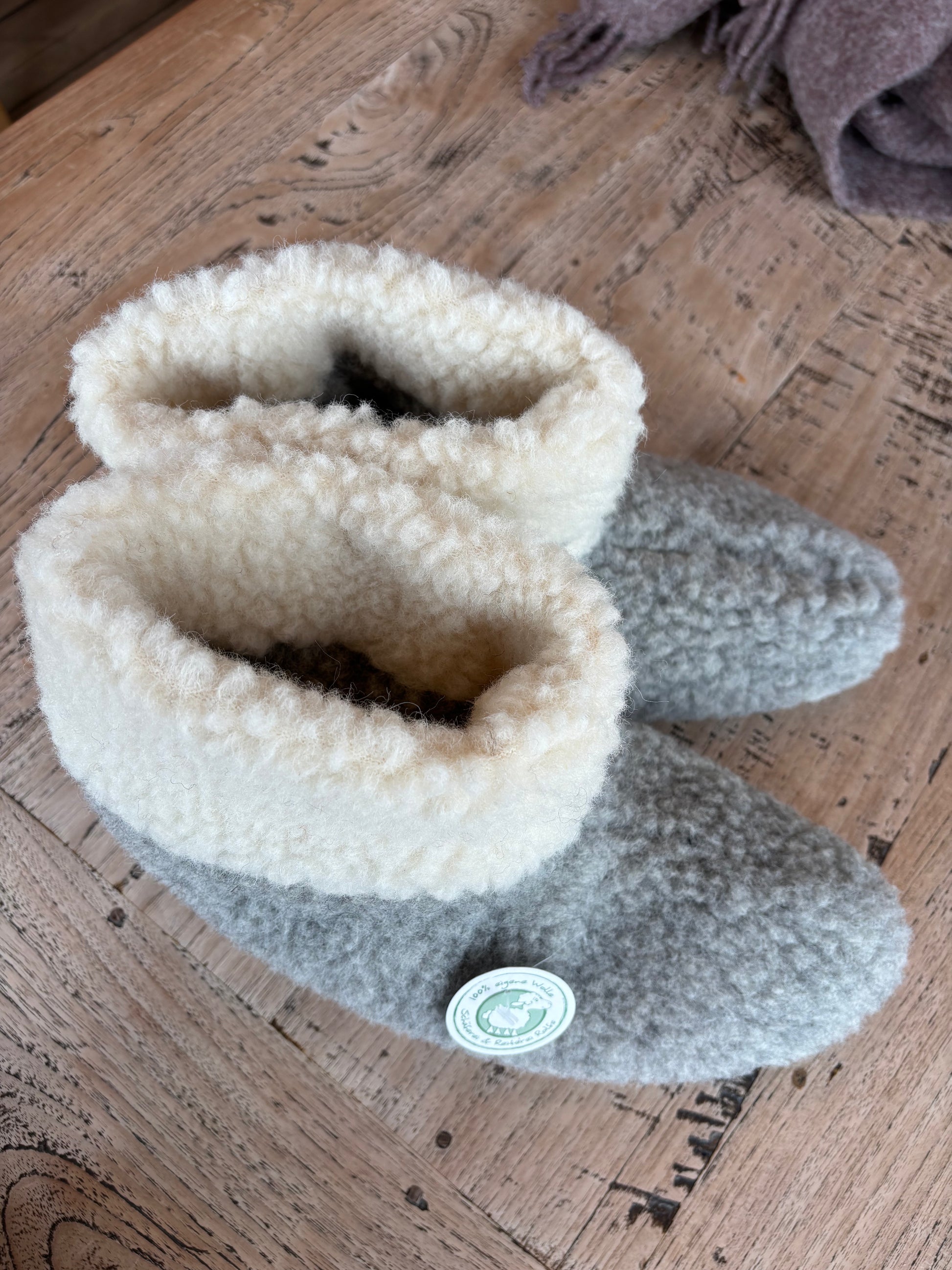 Kuschelige Wollpuschen aus 100 % Schafwolle mit rutschfester Ledersohle – natürlich wärmend, atmungsaktiv und perfekt für den Feierabend. Die Hausschuhe der Schäferei Rolfs bringen die Wärme der Deich-Schafe direkt nach Hause – nachhaltig, gemütlich und echt norddeutsch.